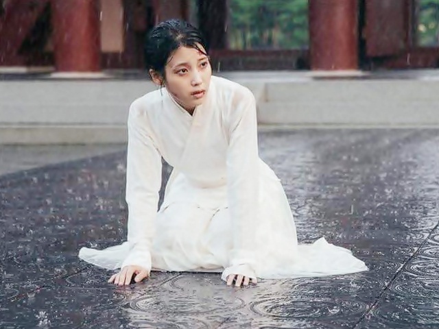 Người tình ánh trăng tập 11: IU toàn thân bê bết máu, quỳ gối dưới mưa