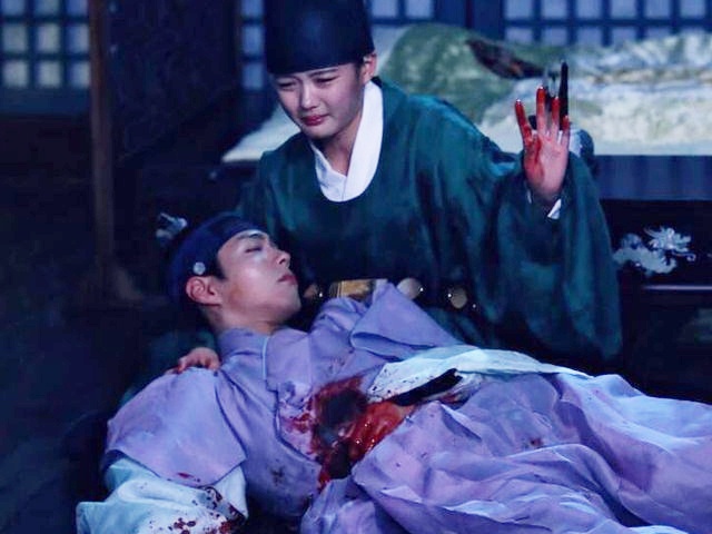 Mây họa ánh trăng tập 12: Bo Gum bị chém trọng thương vì cứu Yoo Jung