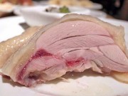 Bếp Eva - Không phải chưa chín, đây mới là lý do gà luộc vẫn có màu đỏ bên trong