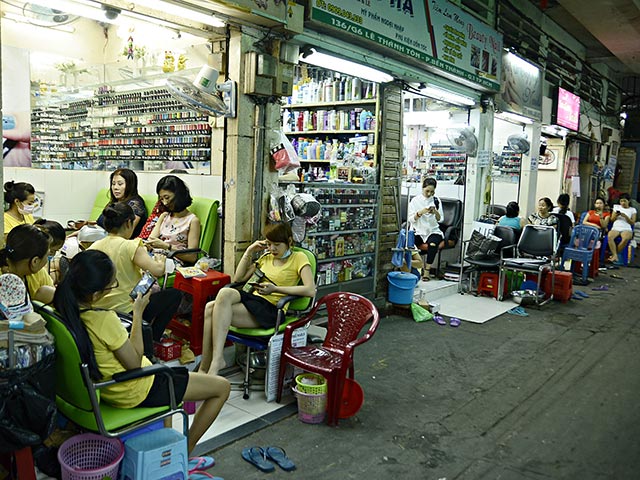 Khám phá con hẻm làm nail nức tiếng rẻ-đẹp được cả Tây lẫn ta yêu thích ở Sài gòn