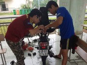 Tin tức - Hai 'soái ca' trắng đêm cứu xe máy sinh viên hư hỏng nặng vì ngập nước