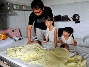 Làm mẹ - Sản phụ tử vong, chồng và 4 con sống 1 tháng trong bệnh viện