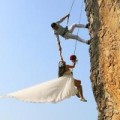 Eva Yêu - Treo mình trên vách núi cao 20m để chụp ảnh cưới