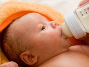 Làm mẹ - Lỗi "cấm kỵ" khi pha sữa cho con