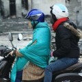 Tin tức - Người Hà Nội co ro ra đường trong gió lạnh đầu mùa