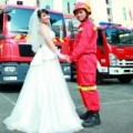 Eva Yêu - Cặp đôi chụp ảnh cưới với đồng phục và xe chữa cháy