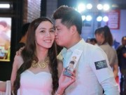 Làng sao - Nguyễn Văn Chung hôn vợ ngọt ngào tại sự kiện