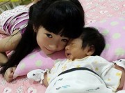 Làng sao - Con gái Thanh Thảo Hugo âu yếm em trai 2 tuần tuổi