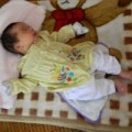 Tin tức - Bé trai 2 tháng tuổi bị bỏ rơi trước trường mầm non