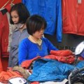 Mua sắm - Giá cả - Đầu đông: Chị em ráo riết "săn" quần áo giảm giá