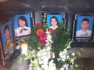 3 mẹ con tử nạn vụ MH17: Ngày đoàn tụ ở nghĩa trang