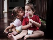 Làng sao - Hai con Hồng Nhung vui đùa đầy tinh nghịch