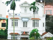 Nhà đẹp - Nhà vườn trắng tinh khôi nổi bật triền đê sông Hồng