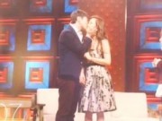 Làng sao - Vợ chồng Chae Rim vô tư "khóa môi" trên truyền hình