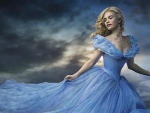 Disney tung ra trailer đẹp lung linh của "Cinderella"