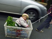 Làm mẹ - Em bé hàng ngày nằm trong giỏ rau cùng bà đi bán hàng