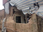 Tin tức - Hà Nội: Xe tải đổ nghiêng, đè sập tường nhà dân