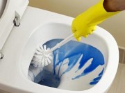 Nhà đẹp - Bày chị em vệ sinh bồn cầu đúng cách, không hại da tay