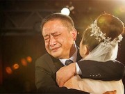 Làm mẹ - Xúc động chùm ảnh người bố khóc trong ngày cưới con gái
