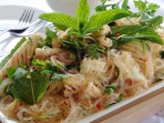Bếp Eva - Miến trộn mực cay cay, giòn giòn