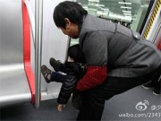 Làm mẹ - Bà thản nhiên ‘xi’ cháu trên tàu rồi chê bẩn bỏ đi