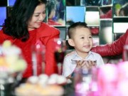 Làng sao - Mẹ và con trai tới chúc mừng Vân Hugo ra mắt MV