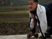 Tin tức - Cậu bé hằng ngày 'bò' tới lớp bằng đôi chân tàn tật