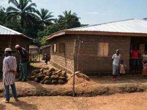 Không tin bác sỹ, bố ôm con nhiễm Ebola trốn vào rừng