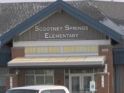 Tin tức - Mỹ: Giáo viên bắt học sinh lớp 3 dùng tay thông toilet