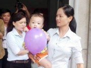 Tin tức - Hai người đến nhận bé bị bỏ ở taxi không có đủ giấy tờ