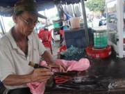 Tin tức - “Lão gàn” 32 năm sống vỉa hè, làm nghề vá áo mưa