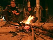 Tin tức - Người Hà Nội co ro đốt lửa trong giá lạnh đêm đông