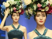 Thời trang - Thùy Dung đội vòng hoa khổng lồ lên sàn diễn