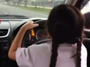 Tin tức - Sốc: Bé gái 9 tuổi ở Thái Lan tự lái ô tô đến trường