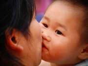 Làm mẹ - 6 đối tượng mẹ TUYỆT ĐỐI không cho hôn con mình