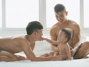Làm mẹ - Xúc động bộ ảnh hai ông bố Việt đồng tính chăm con