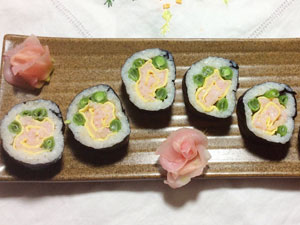 Làm cơm cuộn hình bông hoa không khó