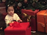 Làng sao - Xuân Lan và con gái hạnh phúc vì nhận quà Noel sớm