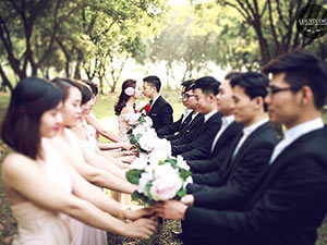 Ngất ngây bộ ảnh cưới cô dâu và những bà mối