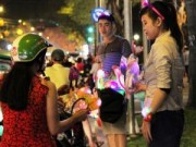 Mua sắm - Giá cả - Đồ chơi Noel lấp lánh sắc màu khắp hè phố Sài Gòn