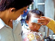 Làm mẹ - Thực hư tác dụng của miếng dán hạ sốt cho trẻ