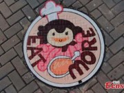 Tin tức - TQ: Sinh viên vẽ ước mơ lên nắp cống thoát nước