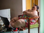 Làm mẹ - Cậu bé 14 tuổi nặng 300kg vì sức ăn kinh khủng