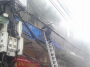 Tin tức - HN: Cháy lớn nhà 4 tầng ở phố cổ, khói bao trùm cả phố