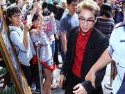 Làng sao - Sơn Tùng M-TP bị fan vây kín tại sự kiện