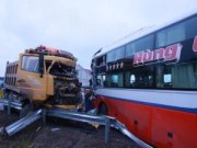 Tin tức - Nghệ An: Hai xe đối đầu, tài xế mắc kẹt trong cabin