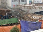 Tin tức - Hà Nội: Sập giàn giáo thi công đè lên taxi chở 4 người