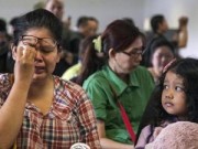 Clip Eva - Video: Người thân khóc nấc ngóng chờ tin tức máy bay