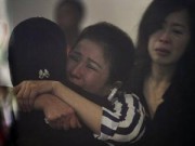 Tin tức - Chùm ảnh: Người thân vẫn mòn mỏi chờ tin máy bay QZ8501