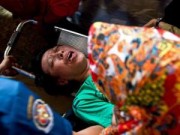 Tin tức - Thân nhân hành khách QZ8501 ngất xỉu khi nhận hung tin